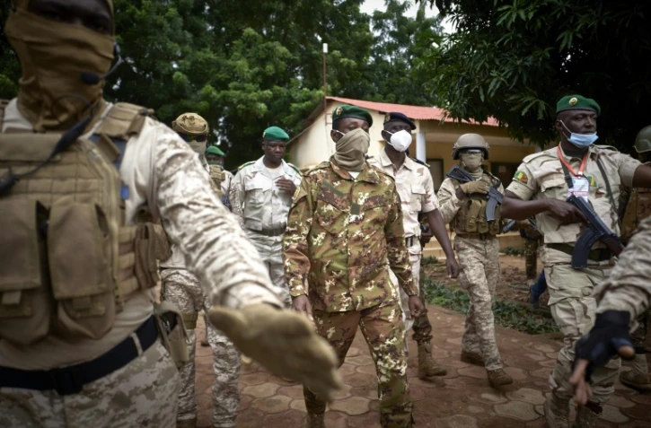 Le colonel Assimi Goïta, au centre, l'homme fort de la junte qui avait renversé le régime civil en août dernier, à Balmako le 18 septembre 2020
