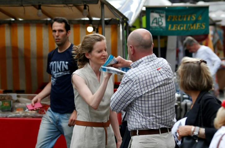 Nathalie Kosciusko-Morizet, candidate LR aux législatives à Paris, lors d'une altercation avec un passant, le 15 juin 2017 sur un marché du Ve arrondissement de Paris