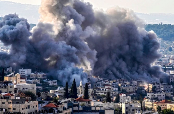 D'immenses panaches de fumée se dégagent du camp de réfugiés de Jénine lors d'une opération militaire israélienne, le 2 février 2025 à Jénine, dans le nord de la Cisjordanie occupée  