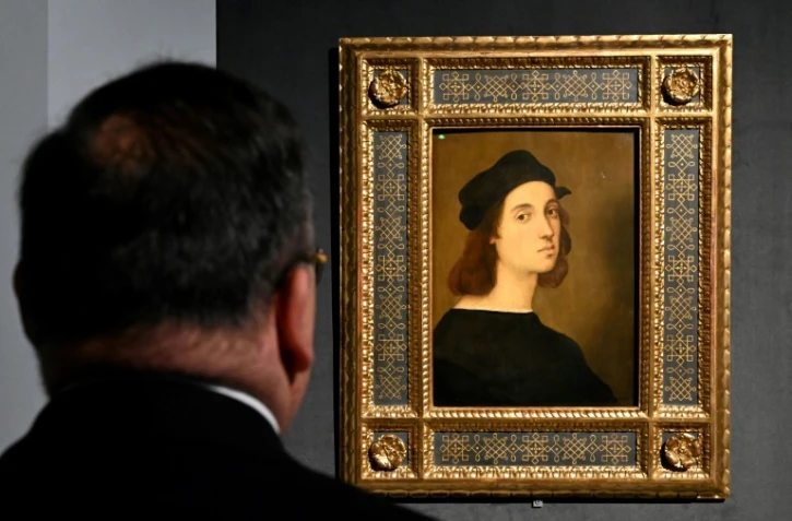 Un visiteur devant l'"Autoportrait" de Raphaël, lors de l'exposition à Rome, le 4 mars 2020 