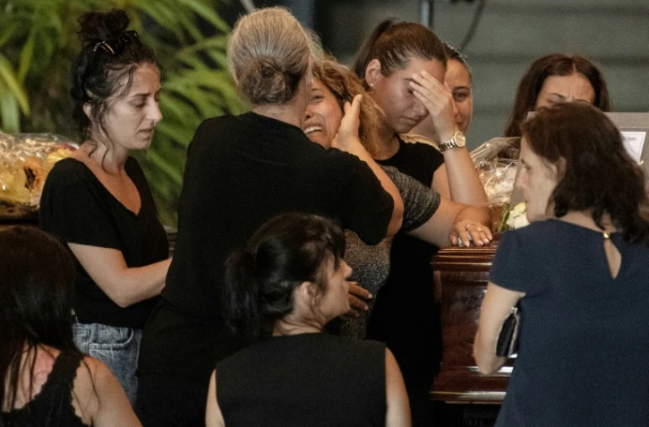 Cérémonie avant l'enterrement de victimes du viaduc qui s'est en partie effondré, dans une chapelle ardente à Gênes, le 17 août 2018