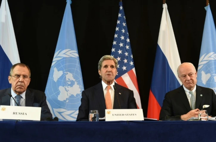 De gauche à droite, le ministre russe des Affaires étrangères, Serguei Lavrov, le secrétaire d'Etat américain, John Kerry, et l'envoyé spécial de l'ONU pour la Syrie, Staffan de Mistura, le 12 février 2016 à Munich