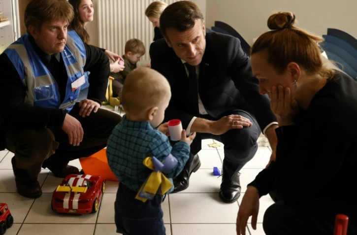 Emmanuel Macron visite un centre de réfugiés ukrainiens à La Pommeraye, dans le Maine-et-Loire, le 15 mars 2022