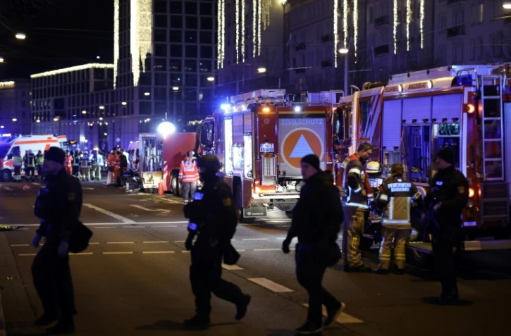 La police et les secours interviennent après qu'une voiture a foncé dans la foule d'un marché de Noël à Magdebourg, dans le nord de l'Allemagne, le 20 décembre 2024.
