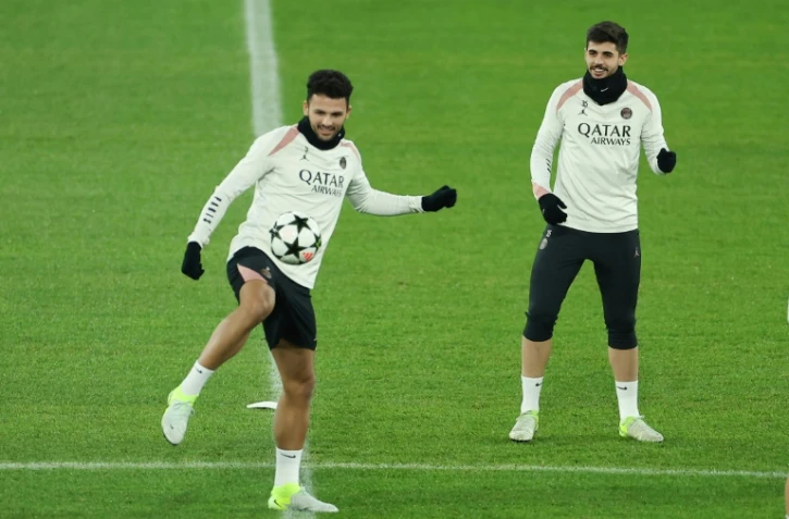 L'attaquant portugais du PSG Gonçalo Ramos (g) à côté de son coéquipier le défenseur brésilien Lucas Beraldo (d) lors d'une séance d'entraînement à la Red Bull Arena de Salzbourg, en Autriche, le 9 décembre 2024
