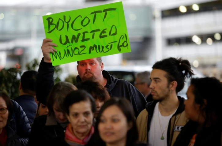 Boycott d'United Airlines suite à l'expulsion musclée d'un passager: le PDG, OScar Munoz, ne démissionnera pas