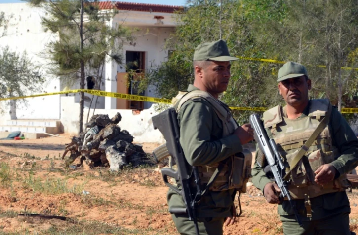 Des soldats tunisiens surveillent les lieux où s'est tenu un assaut, le 3 mars 2016 dans la ville de Ben Guerdane, une région du sud-est de la Tunisie proche de la frontière libyenne