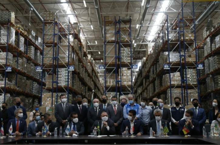 Le ministre brésilien de la Santé Eduardo Pazuello (centre) tient une conférence de presse au centre de distribution du ministère de la Santé où sont stockées des doses de vaccin chinois CoronaVac, à Guarulhos, Sao Paulo (Brésil), le 18 janvier 2021