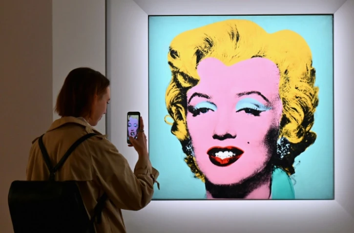 Le portrait de Marilyn Monroe "Shot Sage Blue Marilyn" par Andy Warhol, mis aux enchères le 9 mai, au siège de la maison d'enchères Christie's à New York le 29 avril 2022