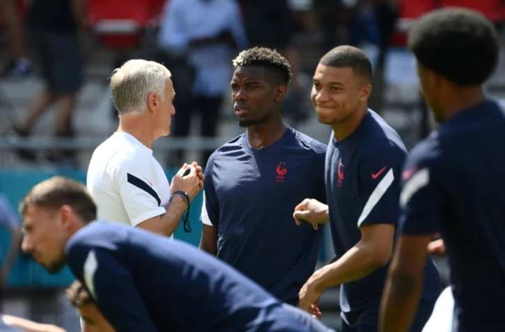 Le sélectionneur de l'équipe de France, Didier Deschamps, donne ses consignes à Paul Pogba et Kylian Mbappé, lors d'un entraînement, le 18 juin 2021 à Budapest