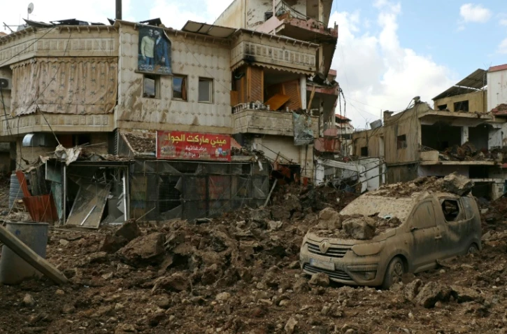 Photographie prise lors d’une visite de presse organisée par le Hezbollah  montrant des destructions dans la ville de Nabi Sheet après une opération militaire israélienne dans la vallée de la Bekaa, au Liban, le 7 mars 2026
