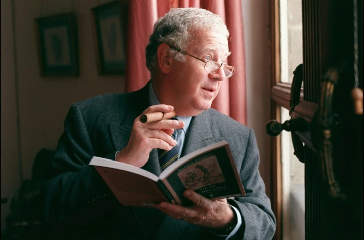 Michel Charasse, l'homme à l'éternel cigare, en 1997 dans les couloirs du Sénat