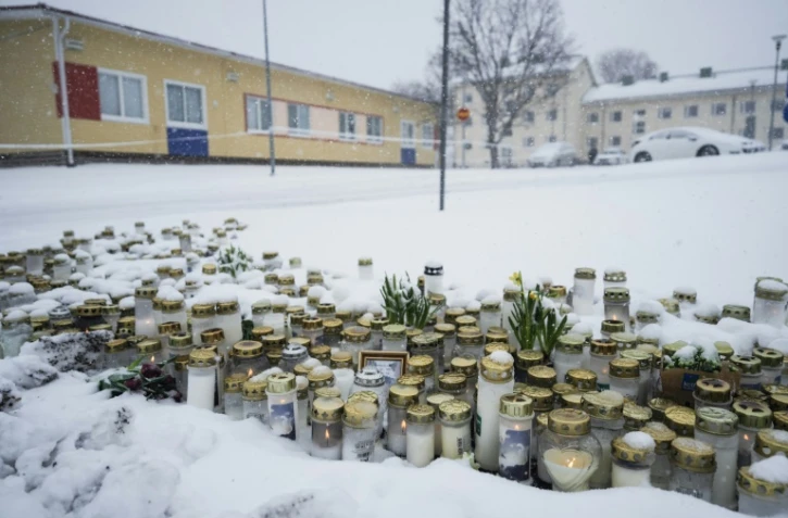 Des bougies et des fleurs en hommage aux victimes d'une attaque perpétrée par un garçon de 12 ans, devant l'école de Vantaa en Finlande le 3 avril 2024