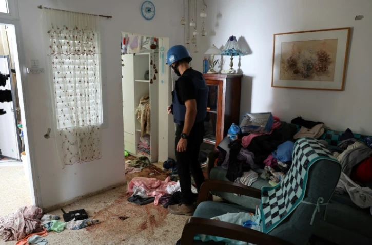 Des taches de sang sur le sol d'une maison du kibboutz Nir Oz, proche de la frontière avec la bande de Gaza, photographié le 19 octobre 2023, après l'attaque du 7 octobre par le Hamas