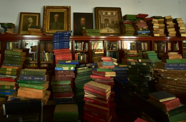 Des piles de livres et des tableaux de l'époque victorienne à la bibliothèque McMillan datant de l'époque coloniale, le   24 juillet 2018 à Nairobi, au Kenya