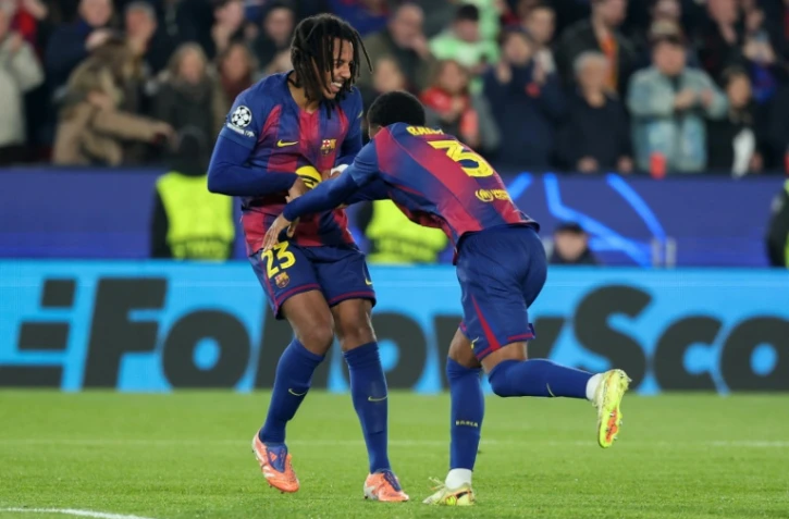 Le défenseur français du Barça Jules Koundé (à gauche) lors du match de ligue des champions contre Francfort, le 9 décembre 2025