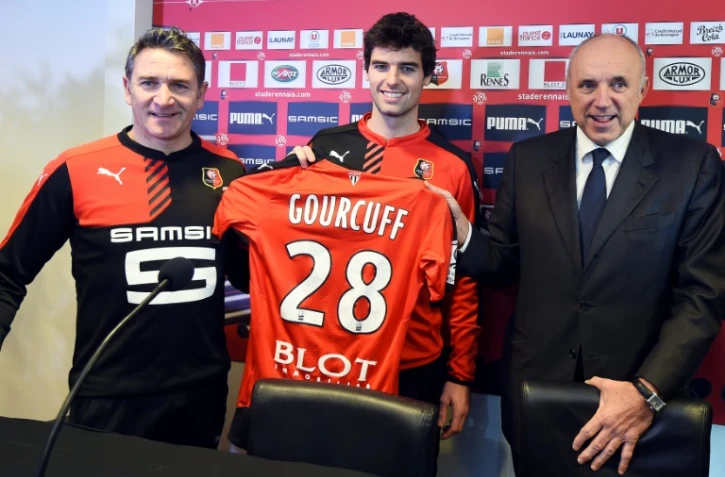 Le milieu Yoann Gourcuff (c) pose lors de sa présentation officielle à Rennes, le 12 janvier 2016