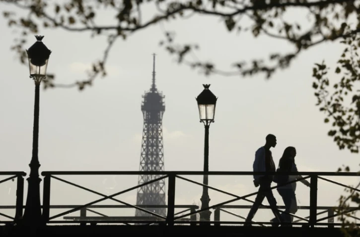 Des promeneurs sur le Pont des Arts Ă Paris, peu avant le couvre-feu, le 19 avril 2021 Ă Paris