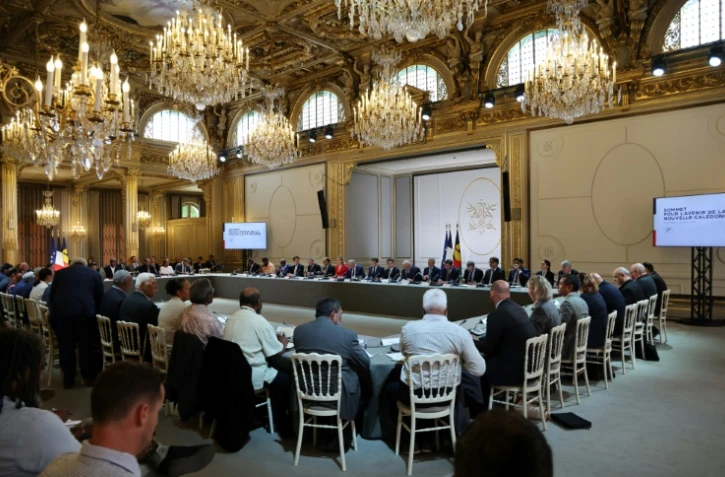 Le président de la France, Emmanuel Macron (C), des membres du gouvernement français et d'autres responsables assistent à une session d'un sommet sur la Nouvelle-Calédonie au Palais de l'Élysée à Paris le 2 juillet 2025