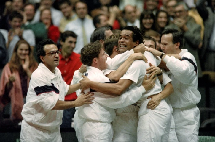 Yannick Noah, ses joueurs et son encadrement exultent après la victoire de la France en finale de la Coupe Davis face aux Etats-Unis, le 30 novembre 1991 à Lyon