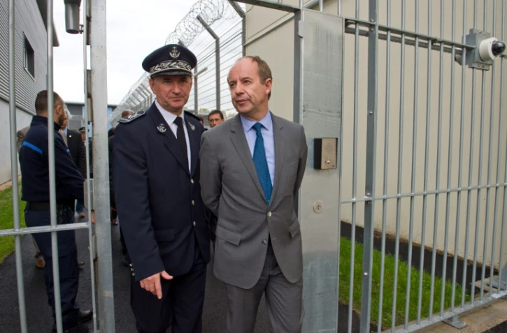 Le ministre de la Justice Jean-Jacques Urvoas visite le 17 octobre 2016 la prison de Riom, accompagné du directeur de l'établissement Pascal Moyon