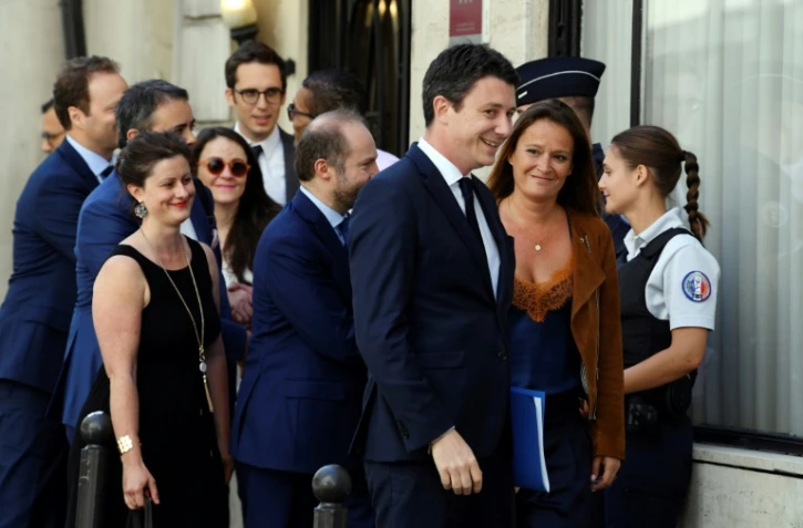 L'ancien porte-parole du gouvernement Benjamin Griveaux (D), arrive au siège de La République en marche (LREM), à Paris, le 9 juillet 2019
