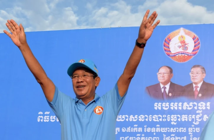 Le Premier ministre cambodgien Hun Sen salue ses partisans lors d'une réunion publique le 27 juillet 2018 à Phnom Penh.
