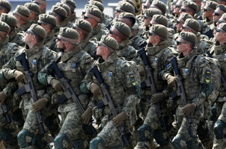 Des militaires ukrainiens paradent lors du 30e anniversaire de l'indépendance de cette ex-république soviétique, le 24 août 2021 à Kiev