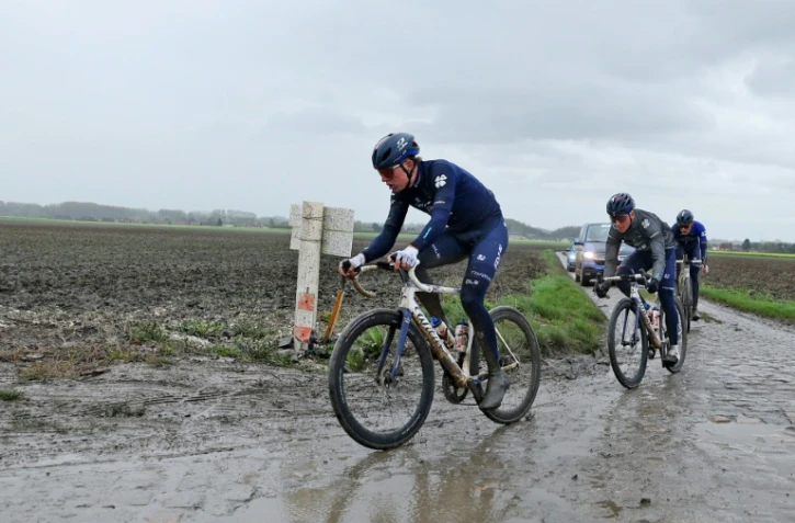 Des coureurs de l'équipe Groupama-FDJ, lors d'une reconnaissance de Paris-Roubaix, le 5 avril 2024