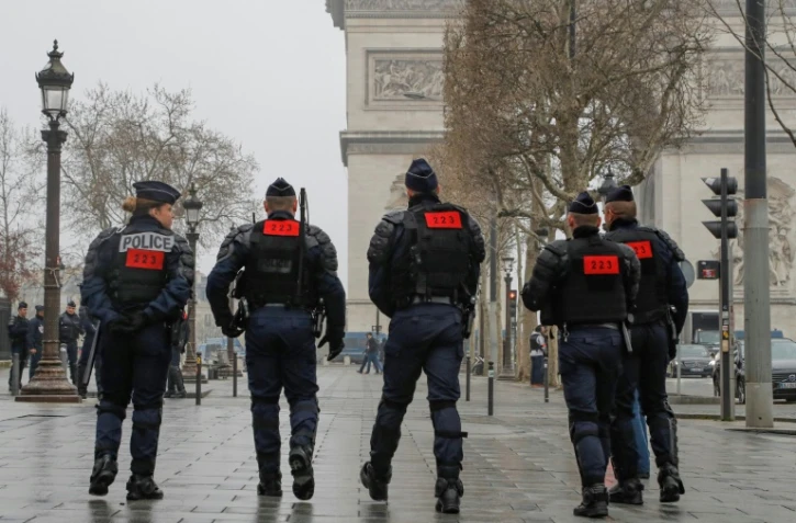 Des policiers en position près de l'Arc de Triompe, le 23 mars 2019 à Paris