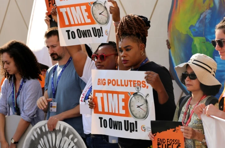 Des manifestants opposés aux énergies fossiles, sur le site de la COP28 à Dubaï, le 5 décembre 2023