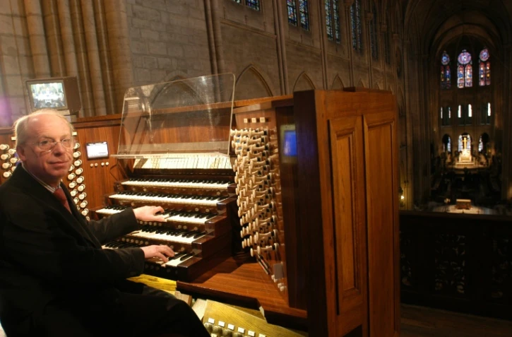 Philippe Lefebvre, l'un des trois organistes de Notre-Dame, pose, le 01 février 2004 à Paris, devant l'orgue de la cathédrale, l'un des plus célèbres au monde, avec ses quelque 7800 tuyaux. 

