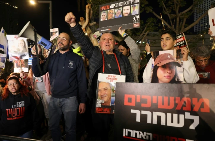 Les familles et soutiens des otages détenus à Gaza par le Hamas depuis l'attaque du 7 octobre manifestent devant le ministère israélien de la Défense à Tel Aviv le 15 décembre 2023, appelant à leur libération