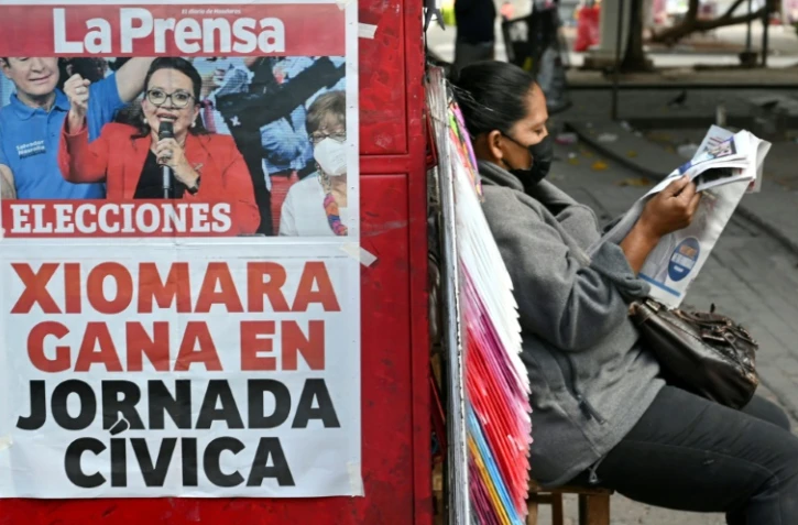 Une femme lisant le journal au Honduras, le 29 novembre 2021, au lendemain de l'élection ayant vu la victoire de Xiomara Castro
