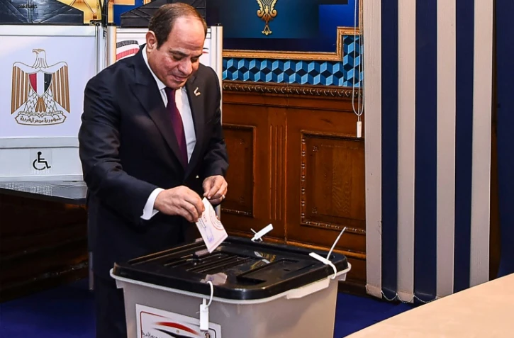 Cette photo diffusée par la présidence égyptienne le 10 décembre 2023 montre le président égyptien Abdel Fattah al-Sissi en train de voter lors de l'élection présidentielle, au Caire, en Egypte