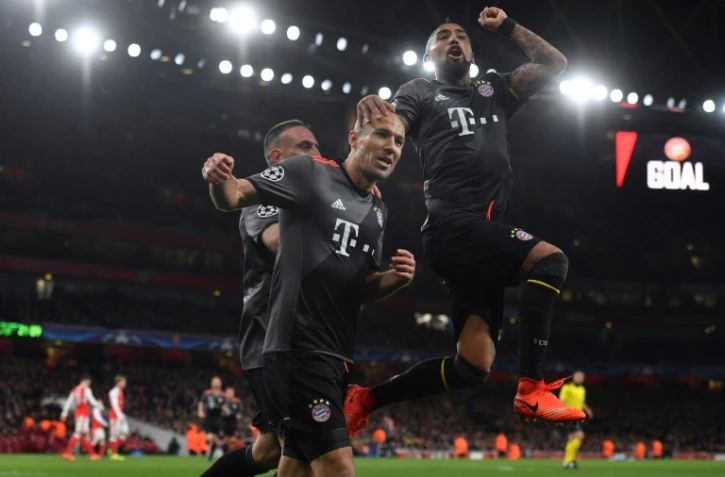 Arjen Robben félicité par Arturo Vidal également buteur pour le Bayern sur le terrain d'Arsenal, le 7 mars 2017 à Londres