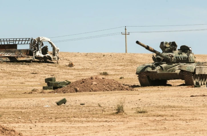 Des membres des forces progouvernementales irakiennes avancent vers le site antique de Hatra, au sud-ouest de Mossoul, le 26 avril 2017