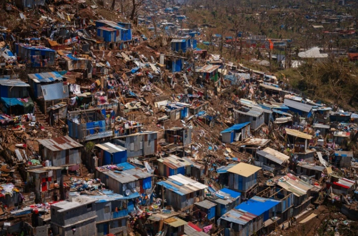 Des maisons de fortune détruites ou endommagées par le cyclone Chido dans le bidonville de Kawéni, à Mamoudzou, le 20 décembre 2024