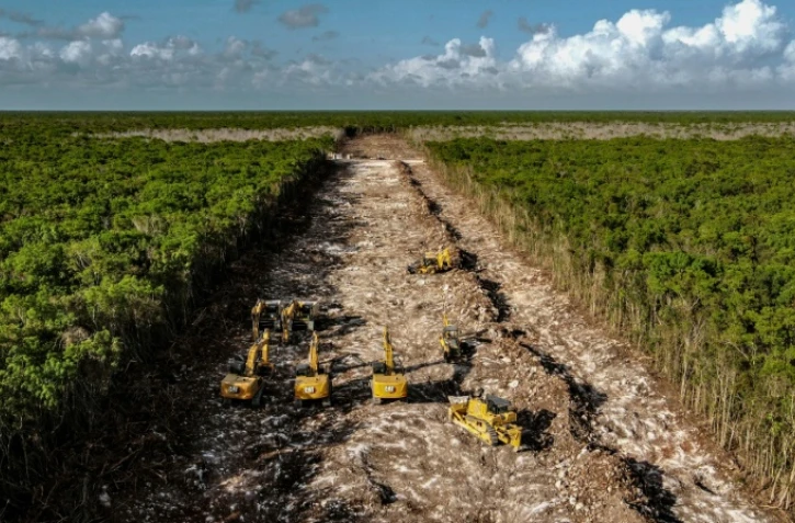 Le chantier de construction du "Train maya", entre Tulum et Playa del Carmen, le 14 avril 2022 au Mexique