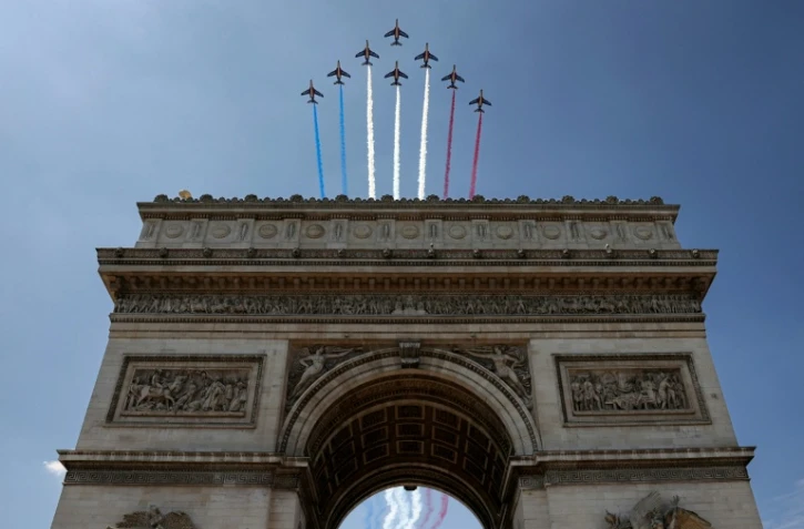 La Patrouille de France au dessus de l'Arc de Triomphe à Paris, le 9 juillet 2025, lors d'une répétition pour le défilé annuel du 14-Juillet