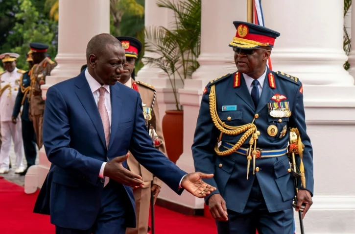 Le chef des armées kényanes, le général Francis Omondi Ogolla (droite), en discussion avec le président kényan William Ruto, lors d'une cérémonie officielle, à Nairobi le 31 octobre 2023