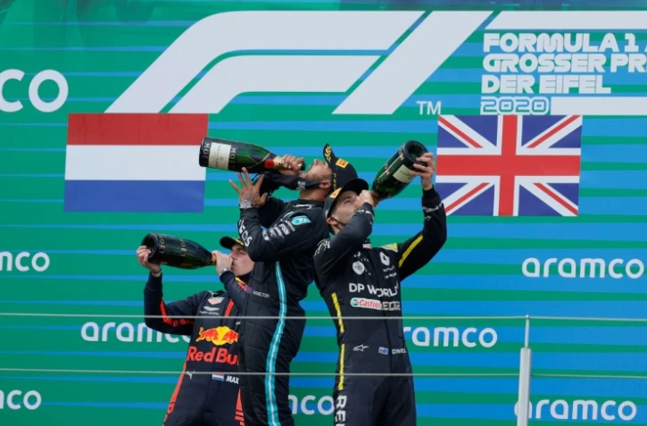Le Britannique Lewis Hamilton entouré par le Néerlandais Max Verstappen, à gauche, et l'Australie Daniel Ricciardo au Nurburgring le 11 octobre 2020