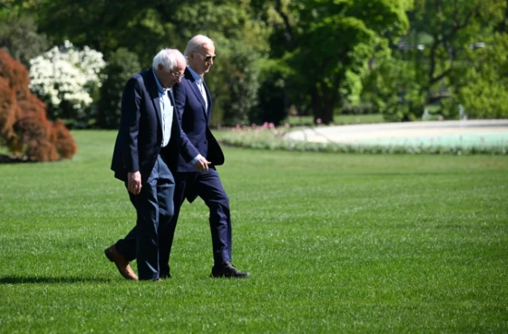 Le président américain Joe Biden (à droite) et le sénateur de gauche Bernie Sanders marchent sur les pelouses de la Maison Blanche, à Washington, le 22 avril 2024