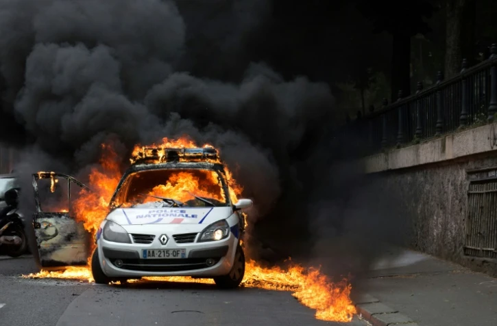 Une voiture de police incendiée lors d'une contre-manifestation non autorisée contre la violence policière, le 18 mai 2016 à Paris