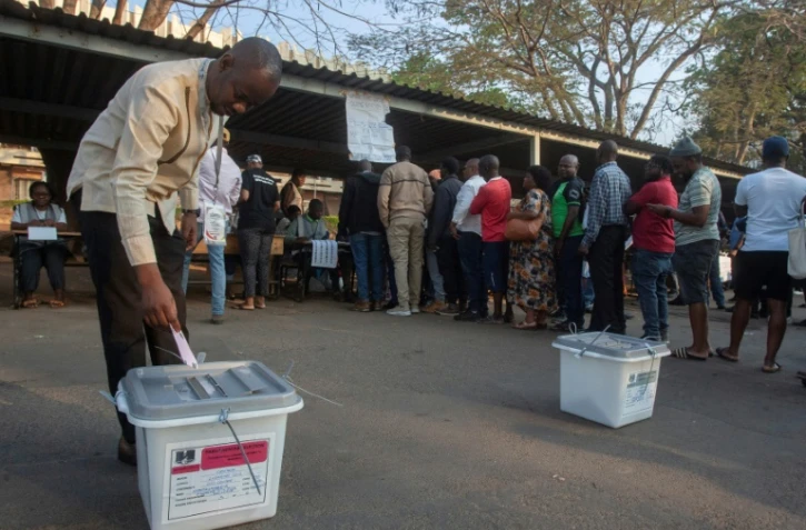 Un électeur vote lors des élections présidentielles et législatives à Lilongwe, le 16 septembre 2025 au Malawi