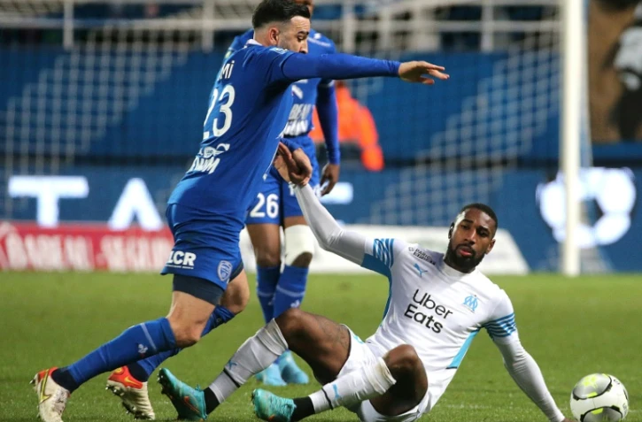 Le défenseur troyen Adil Rami, à la lutte avec le milieu de terrain brésilien de Marseille, Gerson, lors de la 26e journée de Ligue 1, le 27 février 2022 au Stade de l'Aube