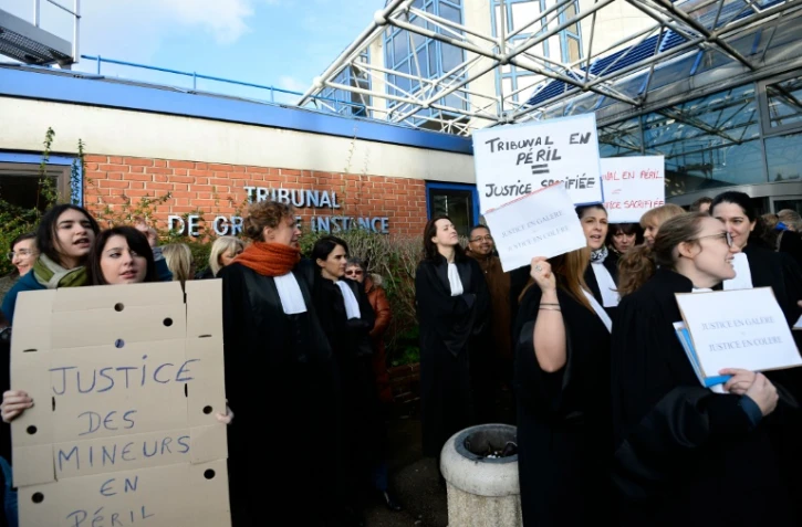 Des magistrats et des fonctionnaires du barreau de Bobigny manifestent devant le tribunal le 15 février 2016 pour alerter contre le manque de moyens de leurs profession