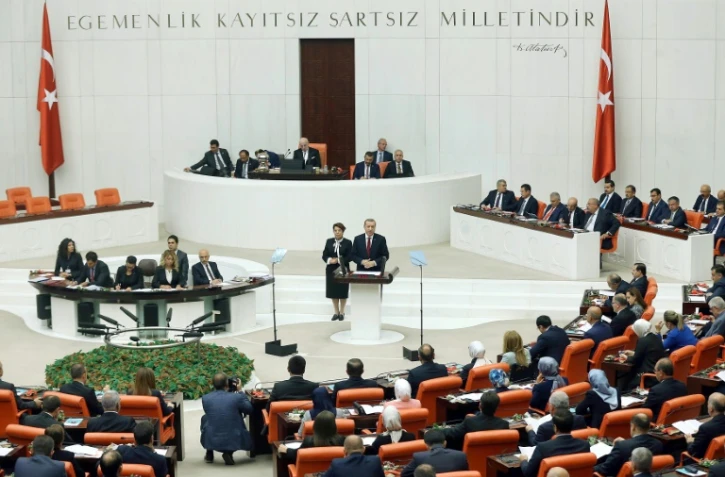 Le président turc Recep Tayyip Erdogan (C) s'adresse au députés du parlement, le 1er octobre 2016 à Ankara