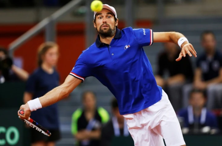 Le Français Jérémy Chardy face au Britannique Daniel Evans en Coupe Davis au Kindarena de Rouen, le 7 avril 2017