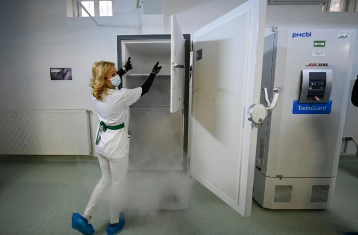 Congélateurs pour conserver les vaccins à l'Institut Cantacuzene à Bucarest le 18 décembre 2020